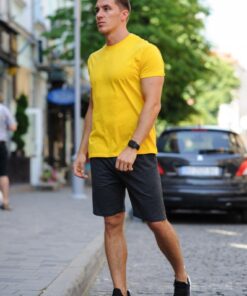 Мужской комплект - желтая футболка и темно-серые шорты