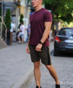 Летний  комплект - бордовая футболка, хаки шорты с лампасом