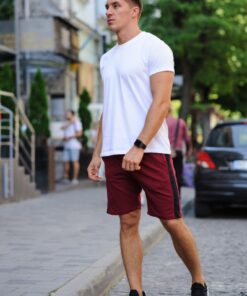 Летний комплект - белая футболка и бордовые шорты с лампасом