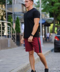 Комплект - черная футболка и бордовые шорты с лампасом