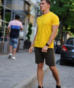 Летний мужской комплект - желтая футболка и хаки шорты