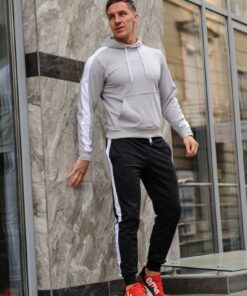 Мужской спортивный костюм – серая худи и черные штаны с лампасами, весна-осень