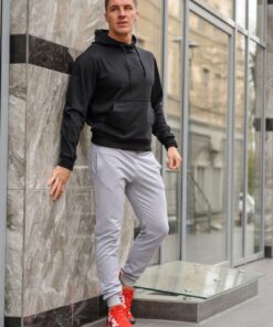 Мужской спортивный костюм - черная худи и серые штаны, весна-осень.