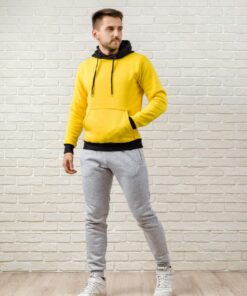Мужской спортивный костюм – желтая худи и серые штаны на флисе, осень-зима