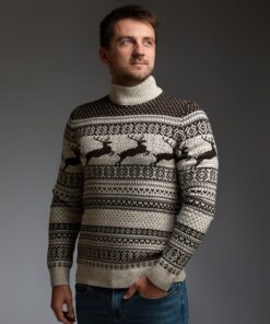Мужской свитер с оленями, бежево-коричневый с  горловиной