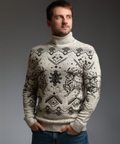 Мужской теплый бежевый свитер с оленями, с подвернутой горловиной