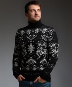 Мужской теплый черный свитер с оленями, с подвернутой горловиной