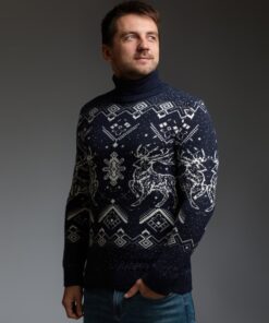 Мужской теплый темно-синий свитер с оленями, с подвернутой горловиной